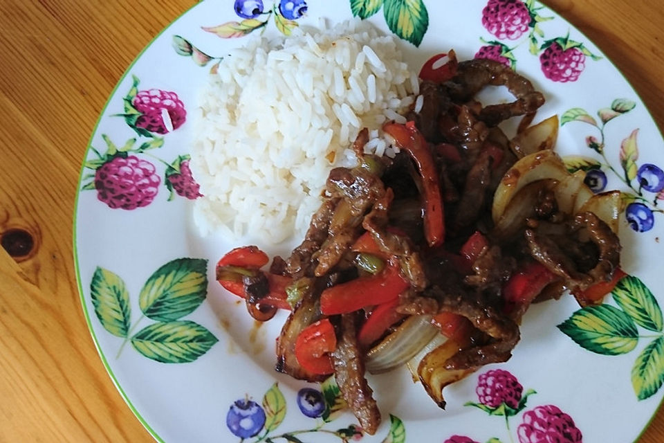 Chinesisches Rindfleisch mit Zwiebeln und Paprika