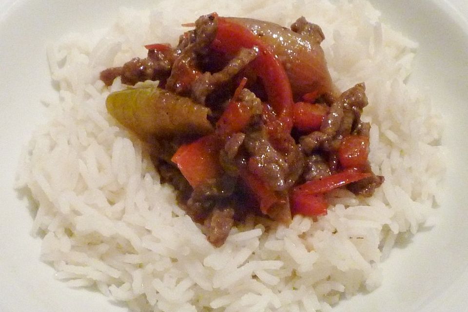 Chinesisches Rindfleisch mit Zwiebeln und Paprika