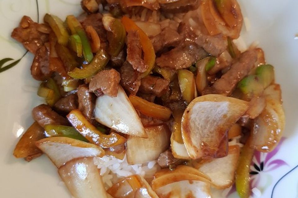 Chinesisches Rindfleisch mit Zwiebeln und Paprika