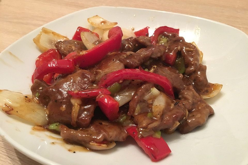 Chinesisches Rindfleisch mit Zwiebeln und Paprika