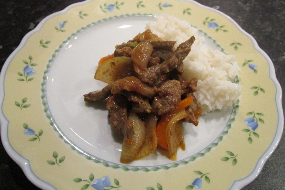 Chinesisches Rindfleisch mit Zwiebeln und Paprika