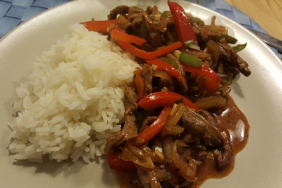 Chinesisches Rindfleisch mit Zwiebeln und Paprika