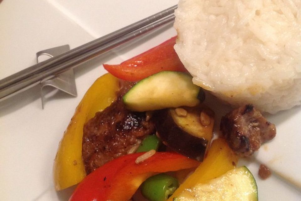 Chinesisches Rindfleisch mit Zwiebeln und Paprika