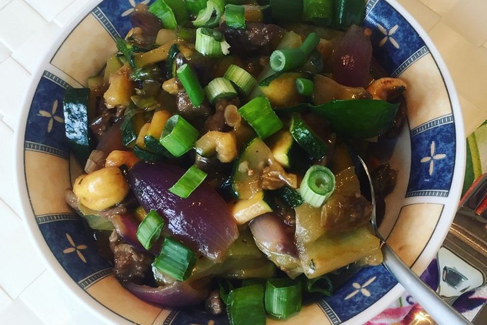 Chinesisches Rindfleisch mit Zwiebeln und Paprika