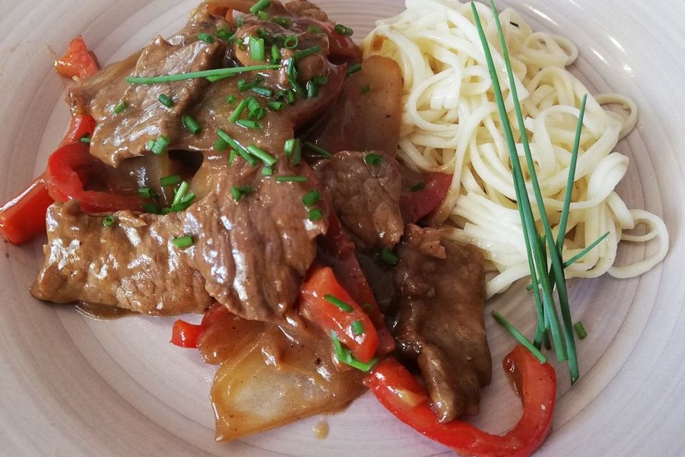 Chinesisches Rindfleisch mit Zwiebeln und Paprika