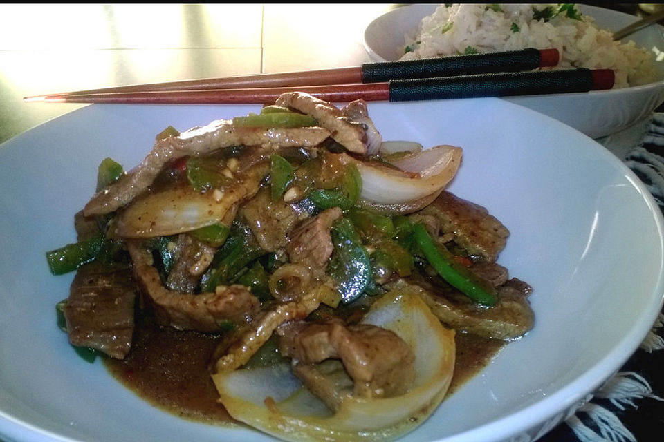 Chinesisches Rindfleisch mit Zwiebeln und Paprika