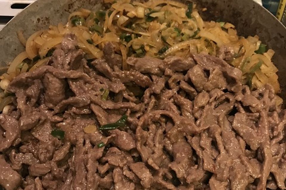 Chinesisches Rindfleisch mit Zwiebeln und Paprika