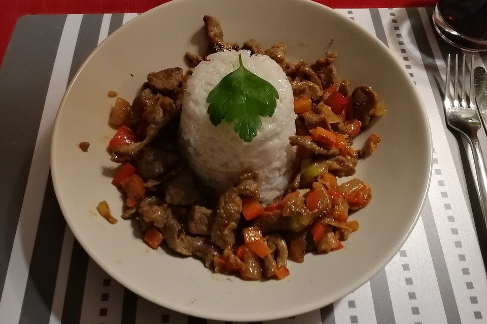 Chinesisches Rindfleisch mit Zwiebeln und Paprika