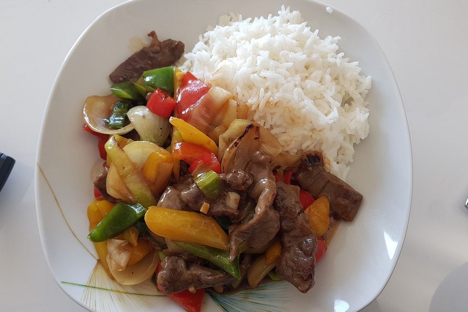 Chinesisches Rindfleisch mit Zwiebeln und Paprika