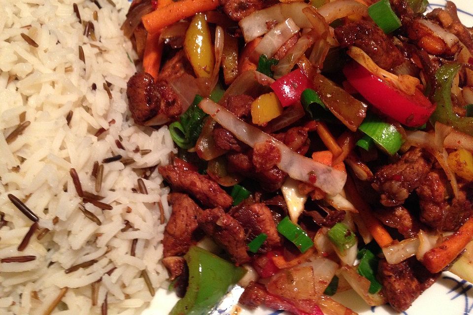 Chinesisches Rindfleisch mit Zwiebeln und Paprika