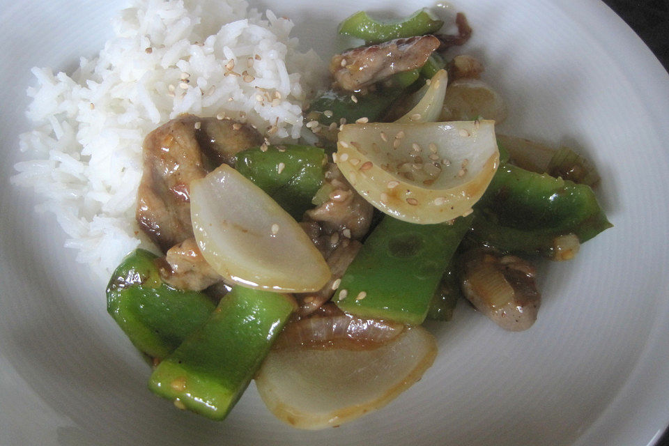 Chinesisches Rindfleisch mit Zwiebeln und Paprika