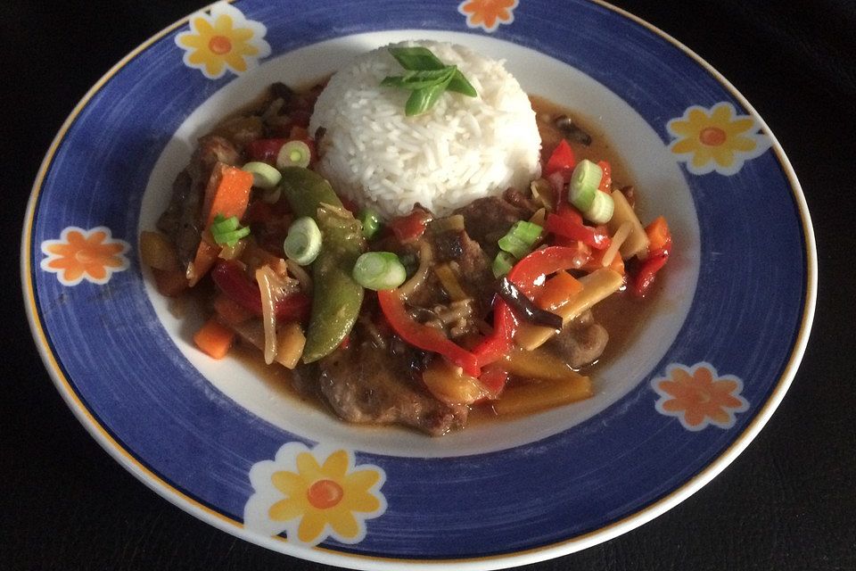 Chinesisches Rindfleisch mit Zwiebeln und Paprika