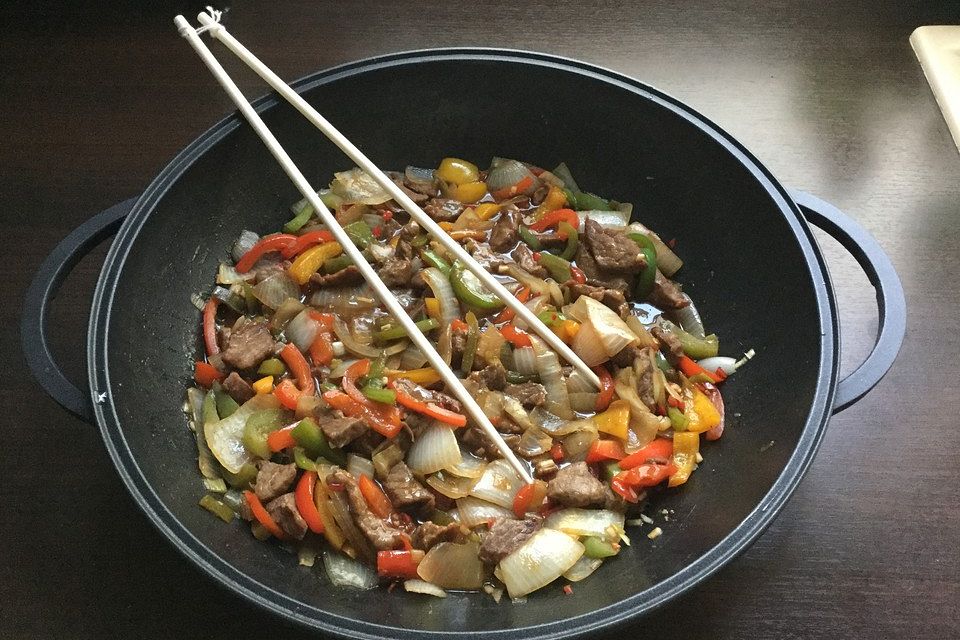 Chinesisches Rindfleisch mit Zwiebeln und Paprika