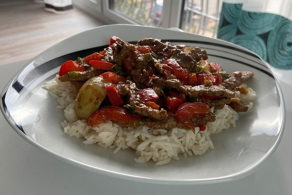 Chinesisches Rindfleisch mit Zwiebeln und Paprika