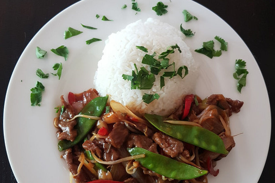 Chinesisches Rindfleisch mit Zwiebeln und Paprika