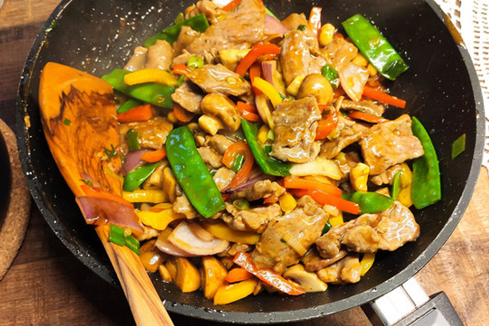 Chinesisches Rindfleisch mit Zwiebeln und Paprika