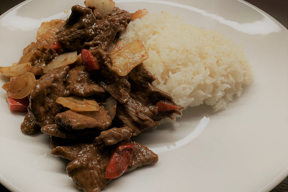 Chinesisches Rindfleisch mit Zwiebeln und Paprika