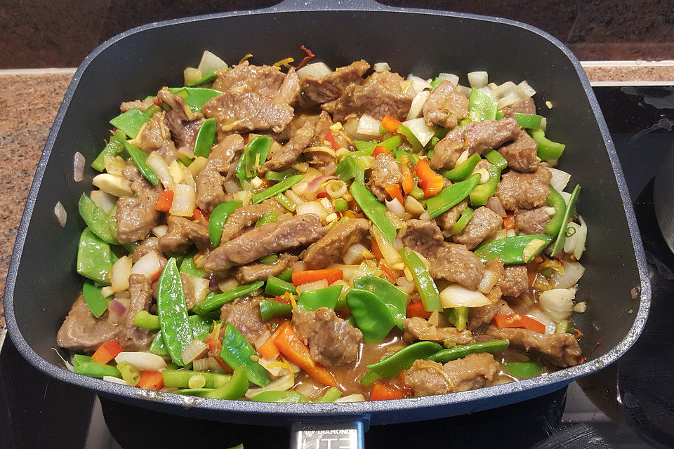 Chinesisches Rindfleisch mit Zwiebeln und Paprika