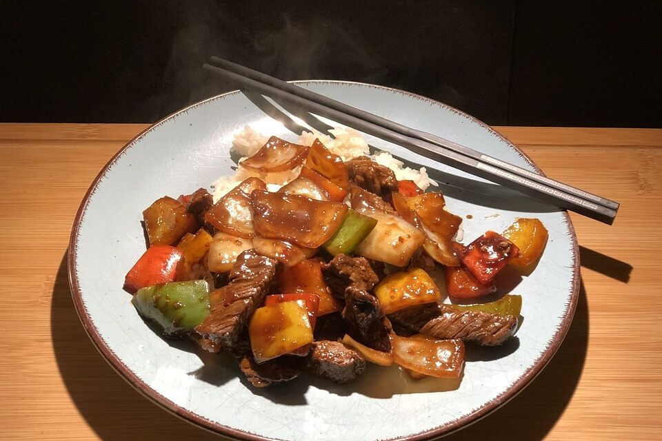 Chinesisches Rindfleisch mit Zwiebeln und Paprika