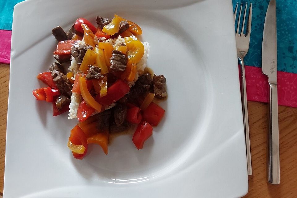 Chinesisches Rindfleisch mit Zwiebeln und Paprika