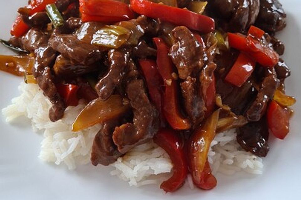 Chinesisches Rindfleisch mit Zwiebeln und Paprika