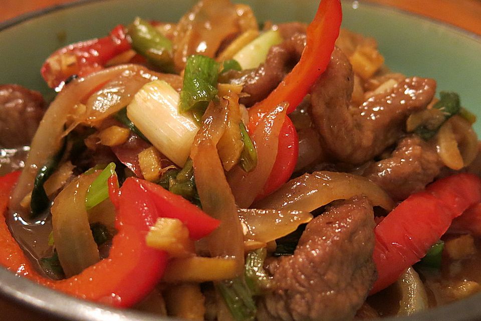 Chinesisches Rindfleisch mit Zwiebeln und Paprika