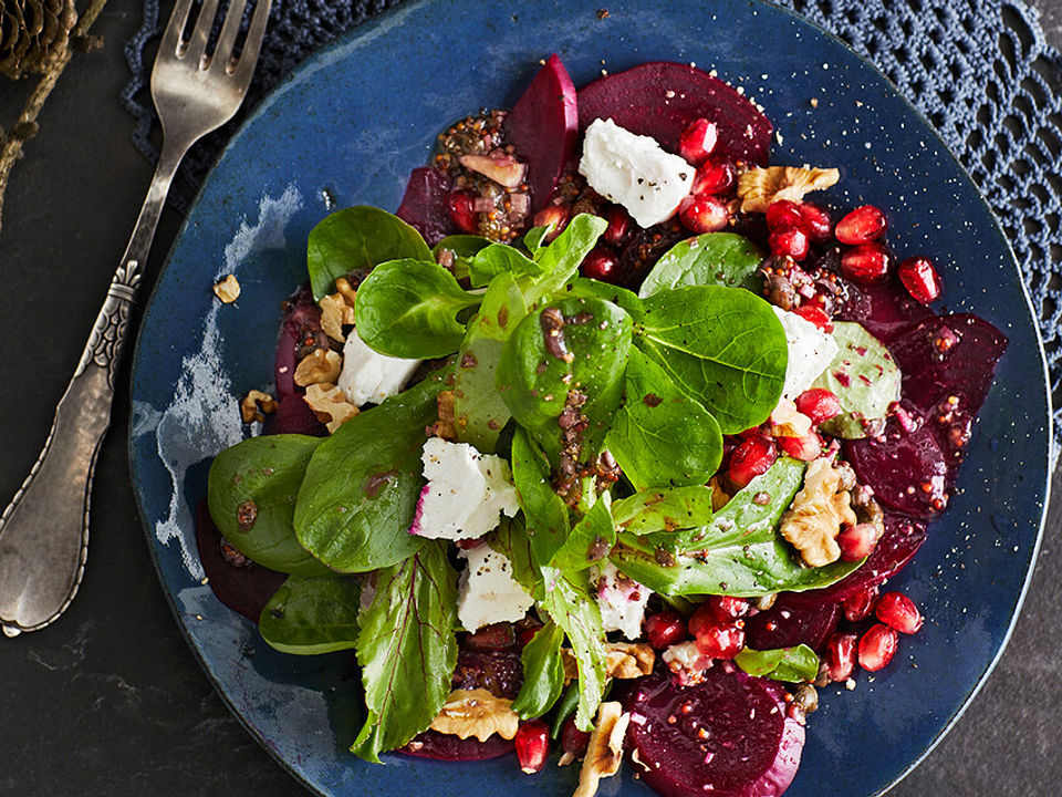 Lauwarmes-Rote-Bete-Carpaccio-mit-Feldsalat-und-Ziegenfrischk-se