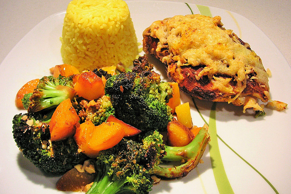 Überbackene Hähnchenfilets mit Nusskruste an Brokkoli und Pfirsich