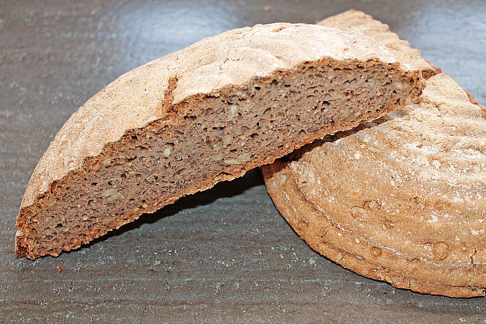 Dinkelvollkornbrot mit Roggensauerteig Dinkelvollkornbrot mit Roggensauerteig