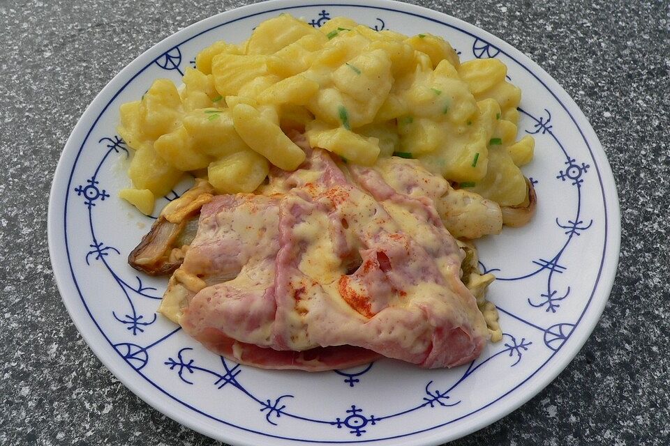 Chicoree mit Schinken und Käse überbacken Chicoree mit Schinken und Käse überbacken
