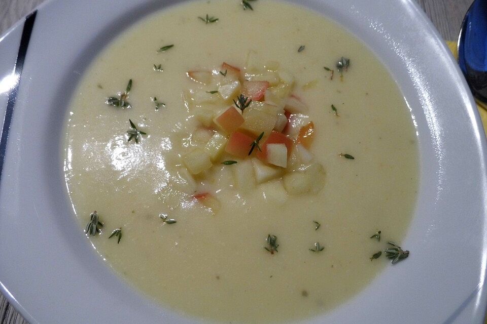 Pastinaken - Kartoffel - Cremesuppe mit Schinkenwürfeln