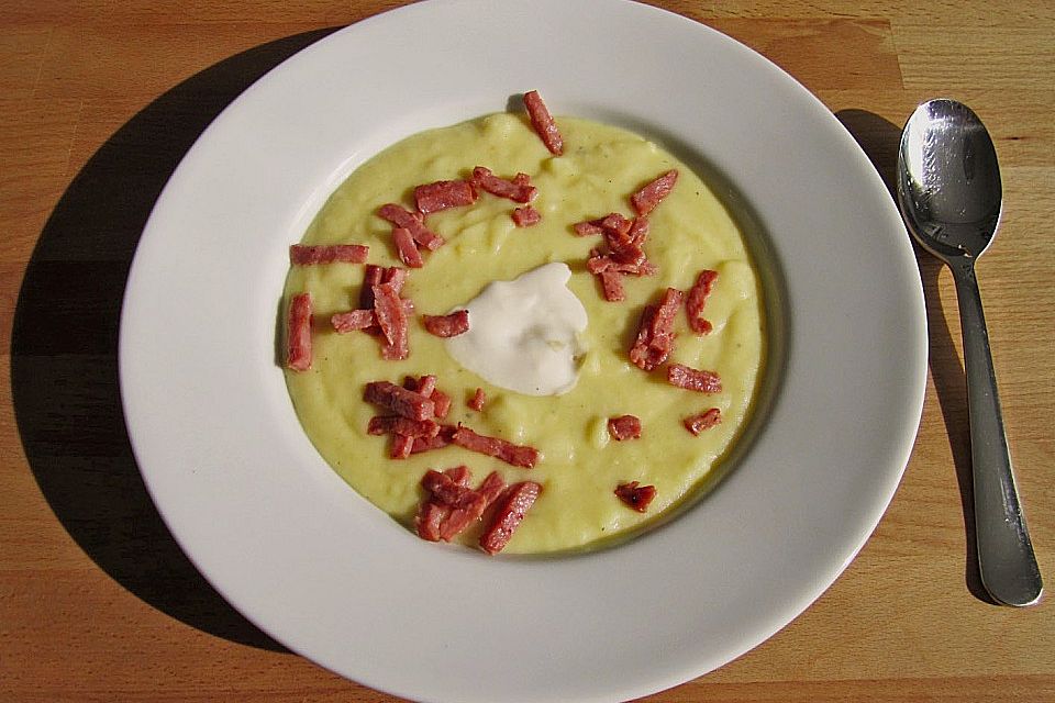 Pastinaken - Kartoffel - Cremesuppe mit Schinkenwürfeln