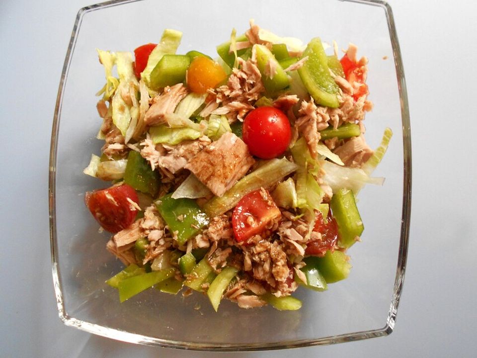 Eisbergsalat mit Thunfisch - Tomaten und Paprika von kuss1| Chefkoch