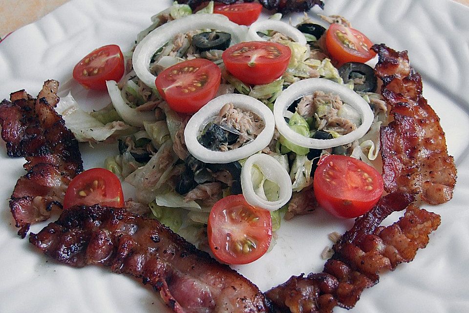 Eisbergsalat mit Thunfisch - Tomaten und Paprika