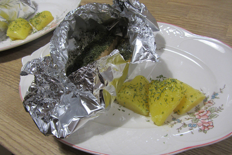 Roros Lachsfilets in Alufolie gebacken mit Herz - Butterkartöffelchen