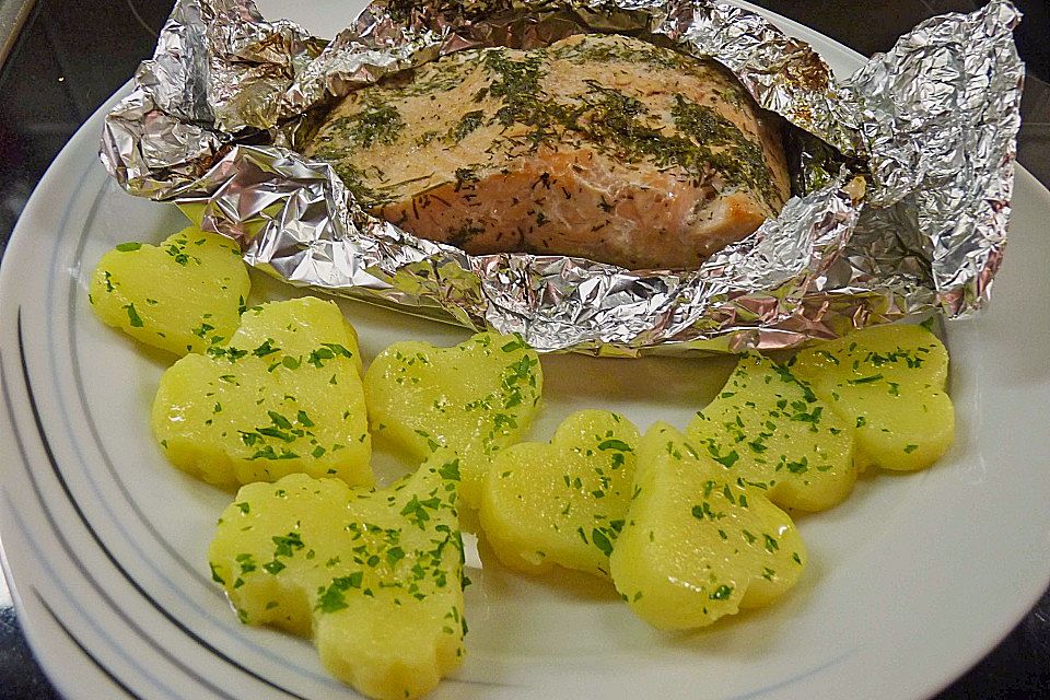 Roros Lachsfilets in Alufolie gebacken mit Herz - Butterkartöffelchen