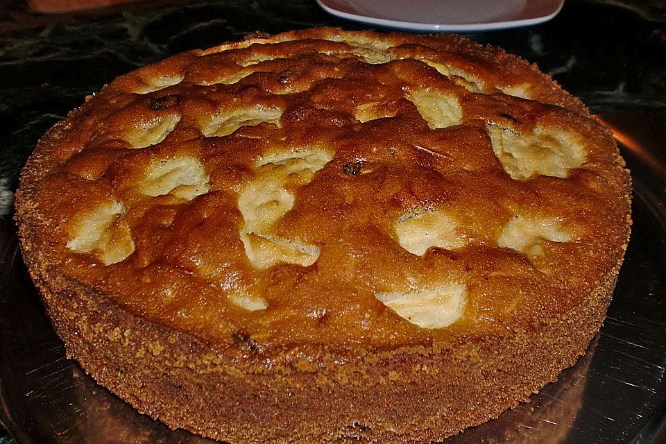 Apfelkuchen mit Mandeln und Rosinen