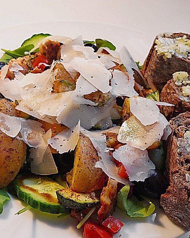 Blattsalat an buntem Gemüse mit Rosmarinkartoffeln und Hähnchenbruststreifen