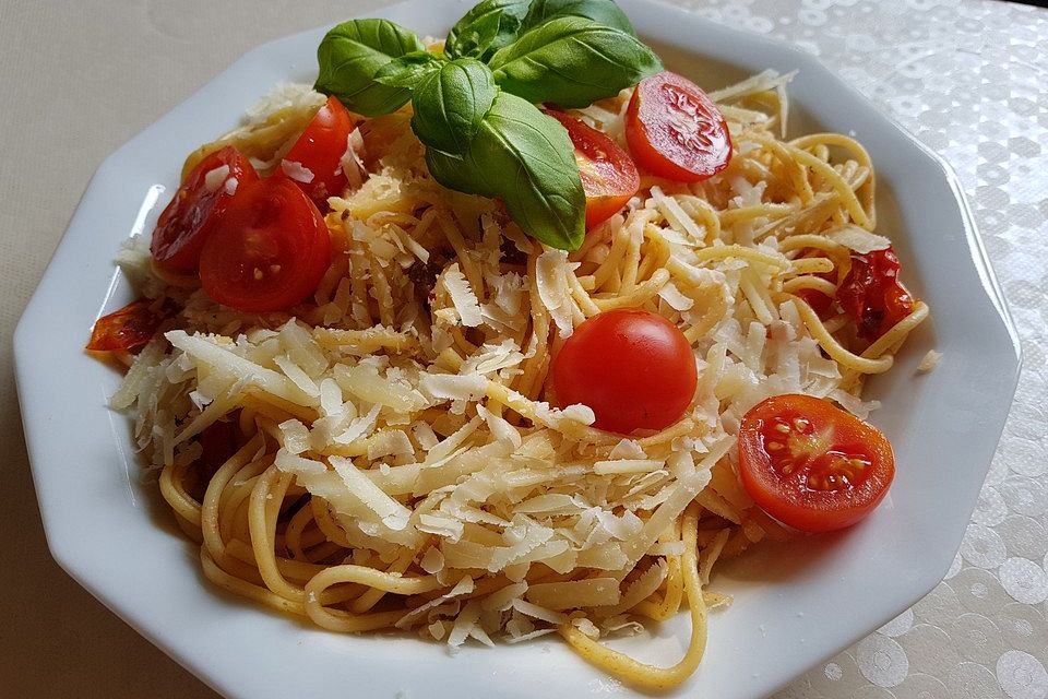 Nudeln mit Speck und getrockneten Tomaten