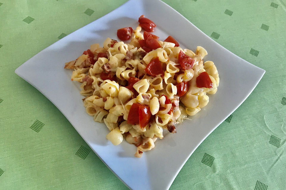 Nudeln mit Speck und getrockneten Tomaten