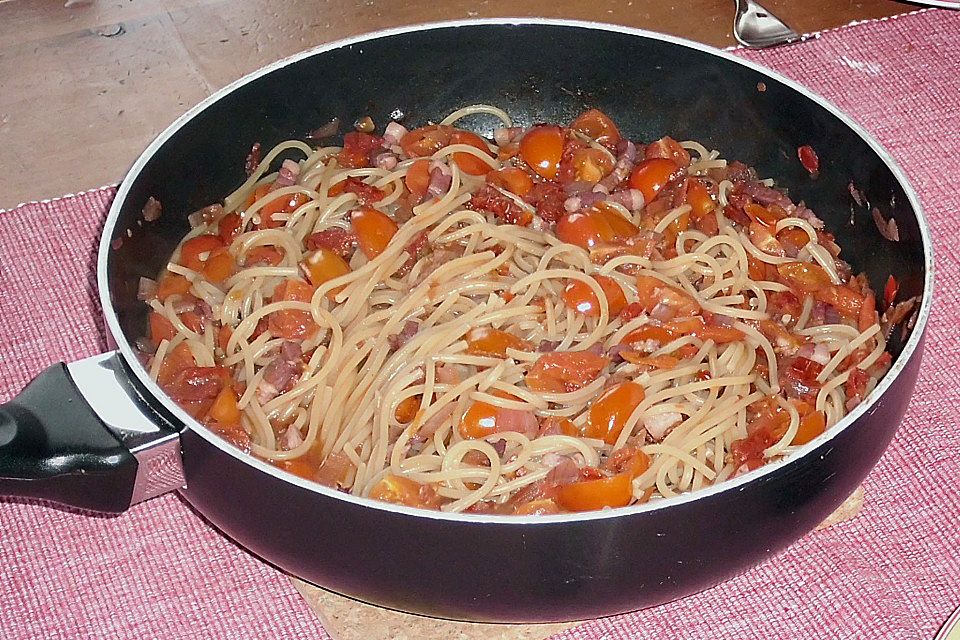 Nudeln mit Speck und getrockneten Tomaten