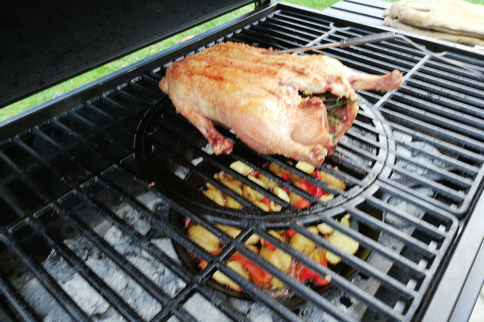 Auf Holzkohle gegrillte Ente oder Gans