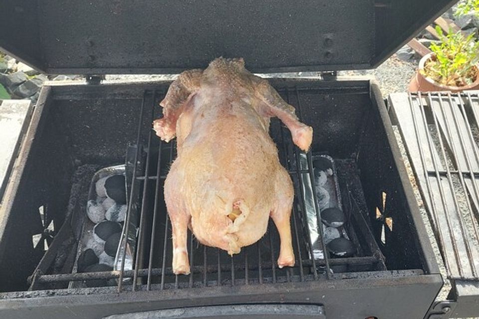 Auf Holzkohle gegrillte Ente oder Gans