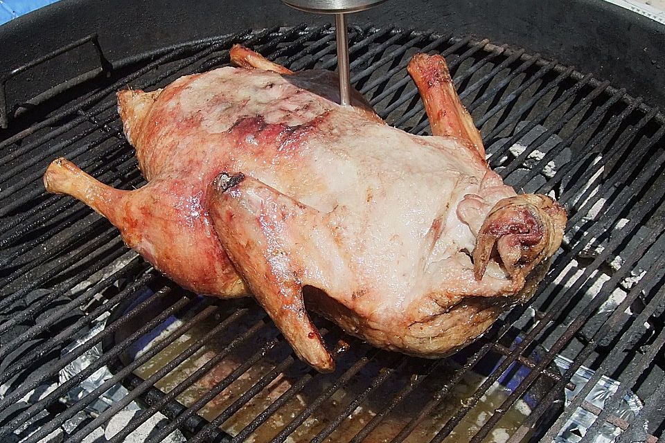 Auf Holzkohle gegrillte Ente oder Gans