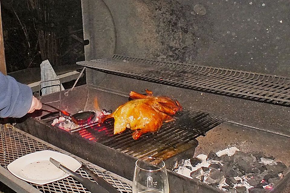 Auf Holzkohle gegrillte Ente oder Gans