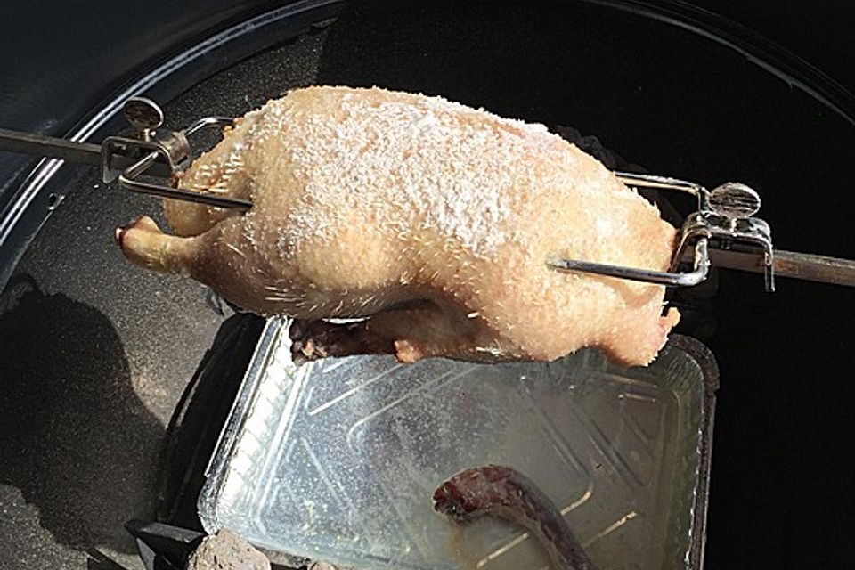 Auf Holzkohle gegrillte Ente oder Gans