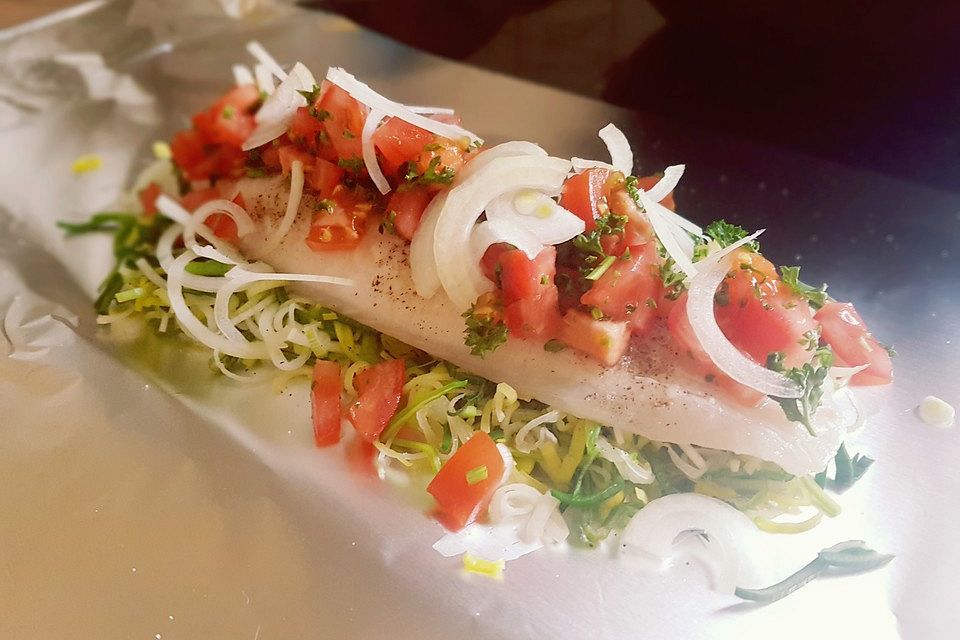 Pangasiusfilet mit Tomaten-Lauch-Gemüse in Folie gegart