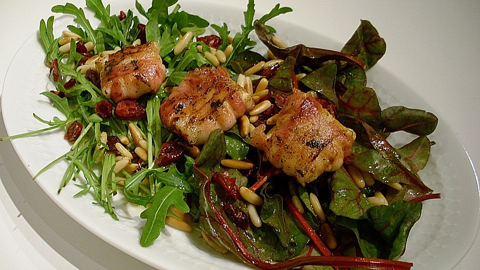 Roter Mangold und Rucola mit gebratenem Ziegenkäse, Cranberries und Pinienkernen von jienniasy