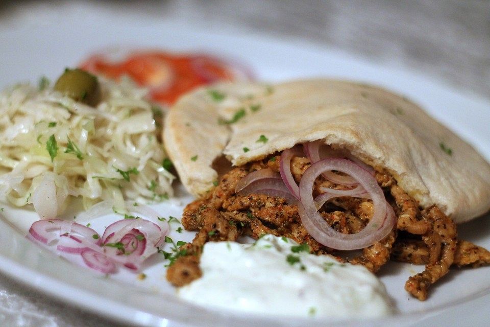 Roros Gyros im Fladenbrot mit Tzatzki, Zwiebeln und Krautsalat