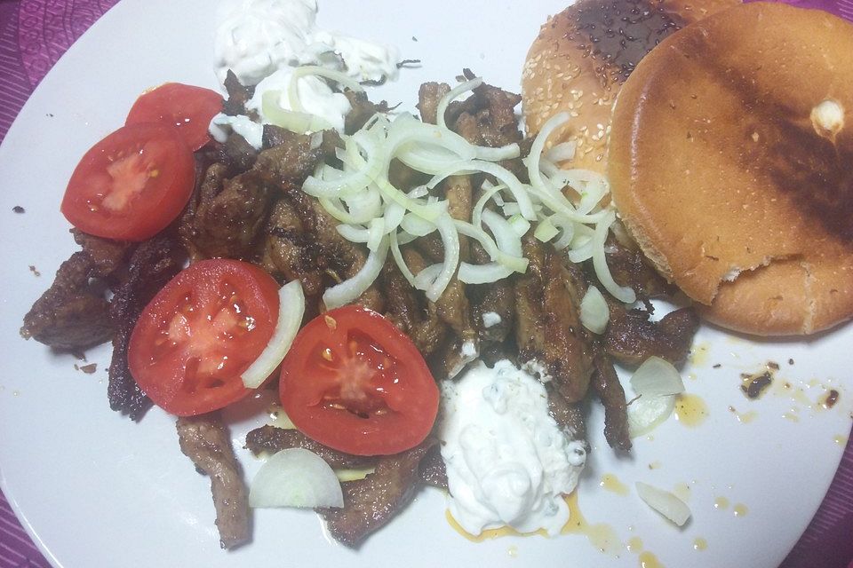 Roros Gyros im Fladenbrot mit Tzatzki, Zwiebeln und Krautsalat